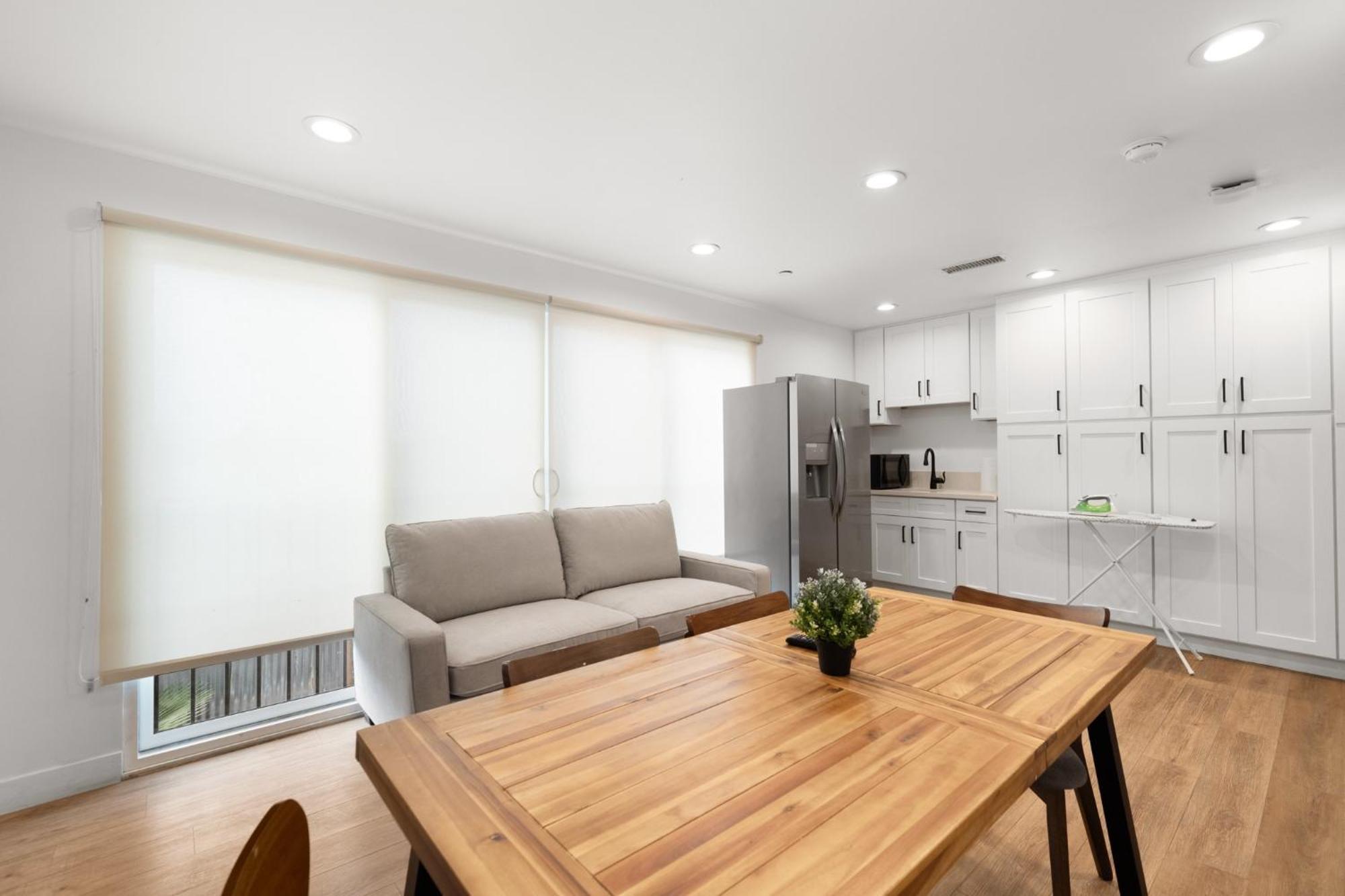 Charming Urban Retreat Near Usc In La- Private Room With Share Living Room With Kitchen Los Angeles Exterior photo